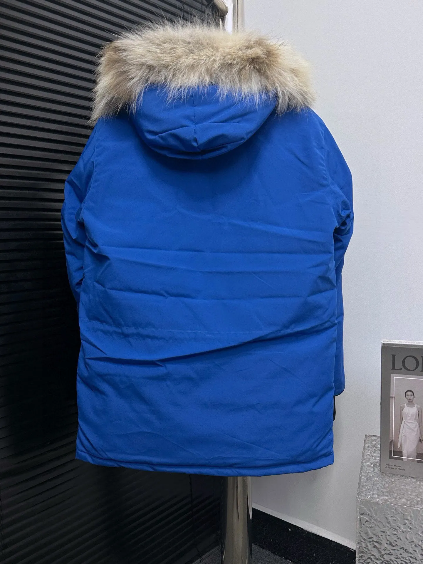 P780 Top Purchasing Version (Wolf Hair Optional) 🇨🇦CANADA GOOES 24 new models 08 models/couple models Factory direct supply: supplying global purchasing agents, micro-business, entities, Tmall, high-end stalls and studio cooperation, free shipping! Canada Goose Expedition Parka 2008 is the same style for men and women. It is mid-length and the most timeless classic. All Arctic and Antarctic scientific expedition teams choose Canada Goose as their cold-proof equipment. It is the Rolls-Royce of down jackets. ➖ Industry-leading anti-counterfeiting chip sensing. ➖ Imported Behringer embroidery machines and customized embroidery labels, the highest level and industry leading. ➖ Imported Korean 21-count polyester-cotton blended original fabric, TC85 waterproof coated fabric, water-repellent, windproof and wear-resistant. ➖ The new national standard 80 white duck down is filled with an average of 520 grams of down. The amount of down filled is industry-leading. ➖ 100% nylon lining with double double-layer sealing design to prevent velvet running, and seamless thread design on the cuffs! ➖ Western Canadian Green Wolf Collar. ➖ Yoshida YKK provides original factory-customized electroplated sliders. YKK two-way lockable zippers are tight and smooth and do not peel off paint. ➖ 3M composite Velcro is durable and the accessories and hardware are all custom-made. Note: Our copywriting is only simple and clear. Instead of bragging about the copywriting, it is better to compare and understand with samples. Only for the purest goose, the most dedicated, the most professional, the highest quality, the highest cost performance!  Size:XS-XXL